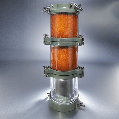Transformador con respirador de gel de sílice naranja